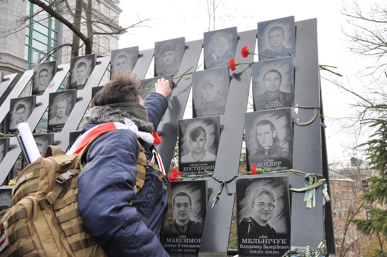 Ангелы памяти и панихида: в Киеве почтили память погибших в Революции Достоинства 22