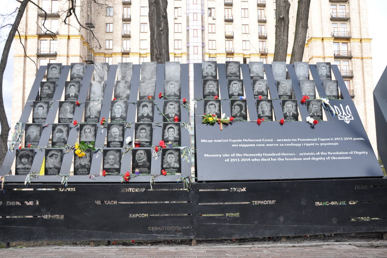 Ангелы памяти и панихида: в Киеве почтили память погибших в Революции Достоинства 25