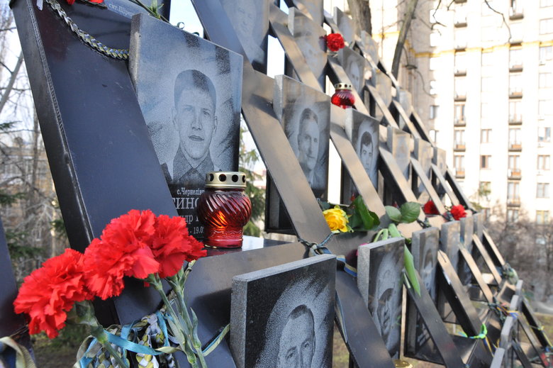 Ангелы памяти и панихида: в Киеве почтили память погибших в Революции Достоинства 02