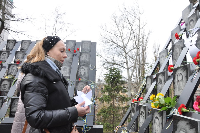 Ангелы памяти и панихида: в Киеве почтили память погибших в Революции Достоинства 33