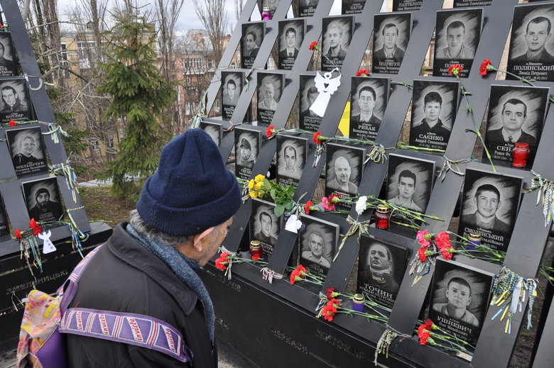 Ангелы памяти и панихида: в Киеве почтили память погибших в Революции Достоинства 39