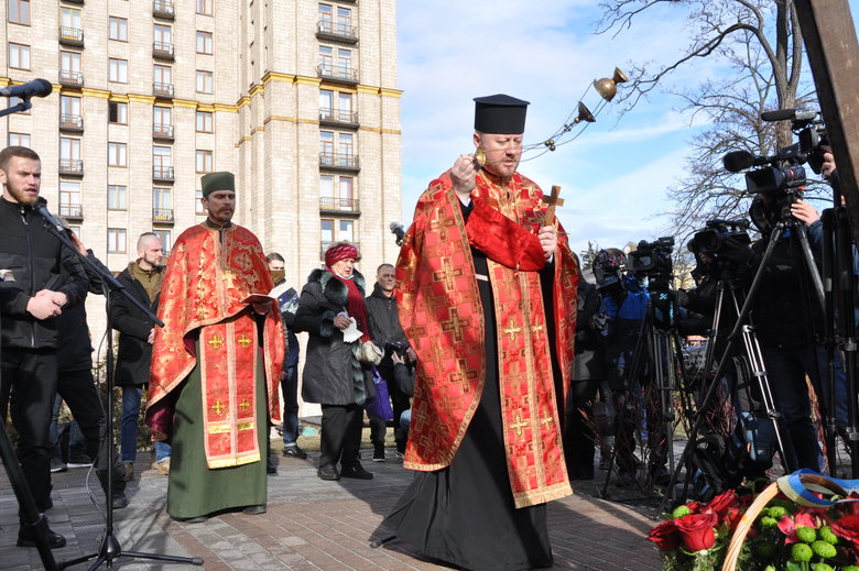 Ангелы памяти и панихида: в Киеве почтили память погибших в Революции Достоинства 07