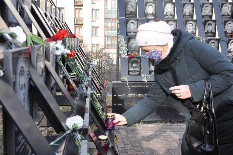 Ангелы памяти и панихида: в Киеве почтили память погибших в Революции Достоинства 08