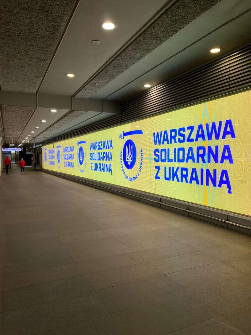 Экран установлен на станции "Свєнтокшиська" dqxikeidqxiqqeant