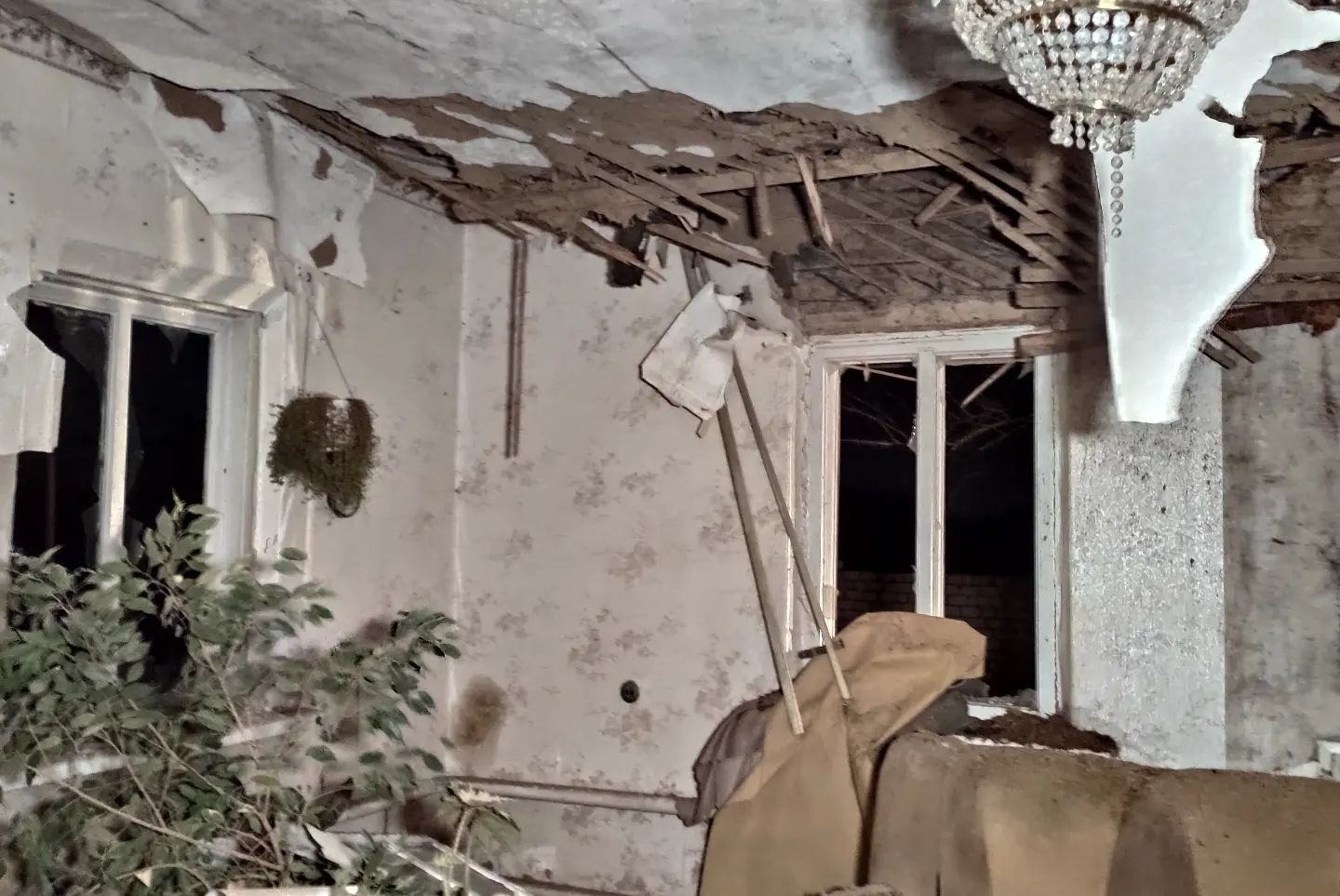 Правозащитники показали последствия ночного обстрела на Луганщине со стороны НВФ (фото). Читайте на UKR.NET