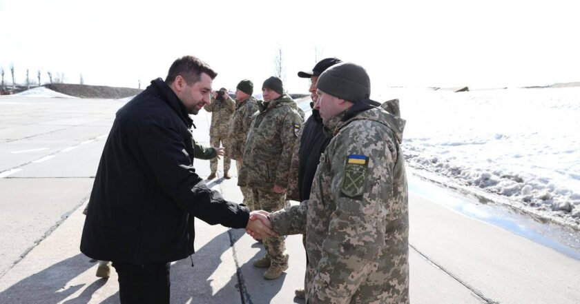 Верещук и нардепы приехали на Донбасс dqxikeidqxiqqeant