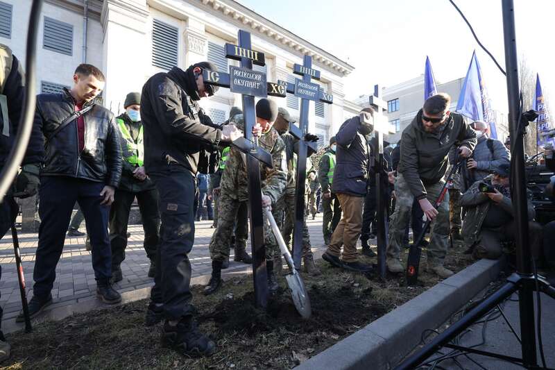 В Киеве под посольством РФ появилось "кладбище оккупантов": фото с акции
