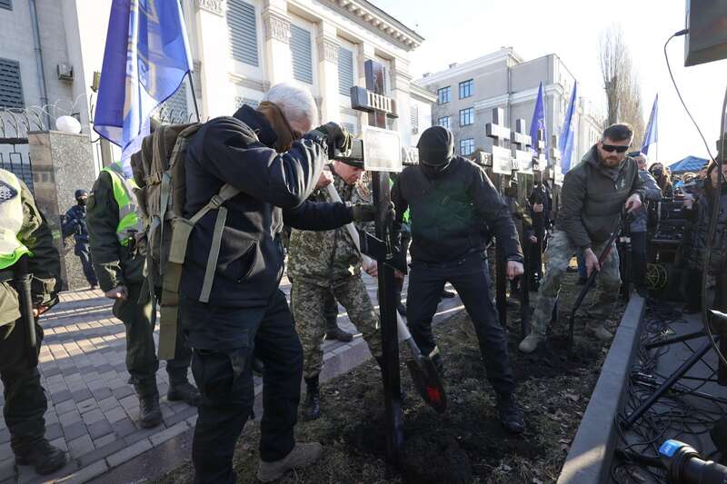 В Киеве под посольством РФ появилось "кладбище оккупантов": фото с акции