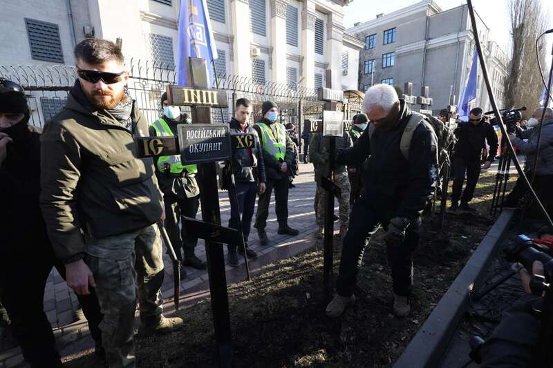 В Киеве под посольством РФ появилось "кладбище оккупантов": фото с акции