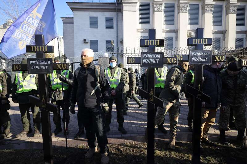 В Киеве под посольством РФ появилось "кладбище оккупантов": фото с акции