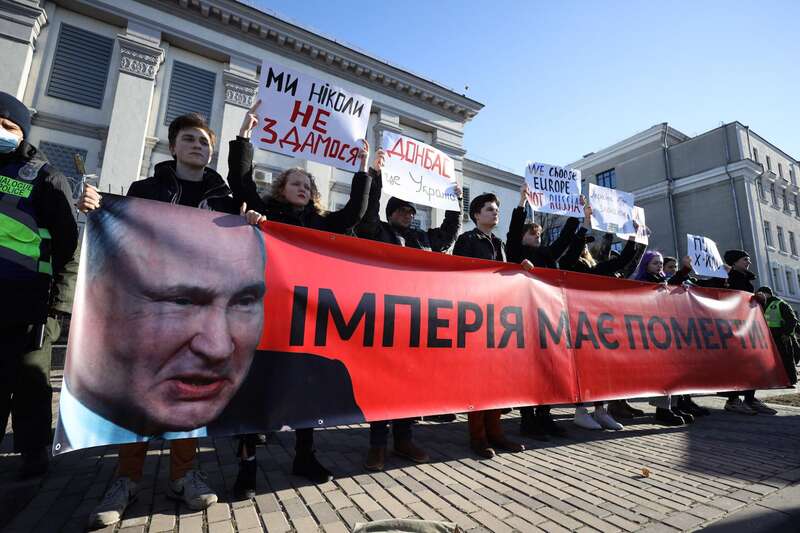 В Киеве под посольством РФ появилось "кладбище оккупантов": фото с акции