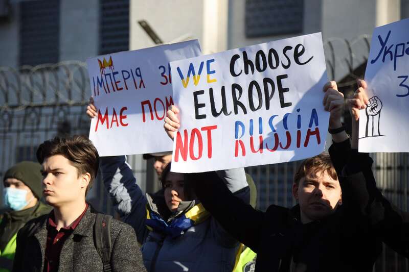 В Киеве под посольством РФ появилось "кладбище оккупантов": фото с акции