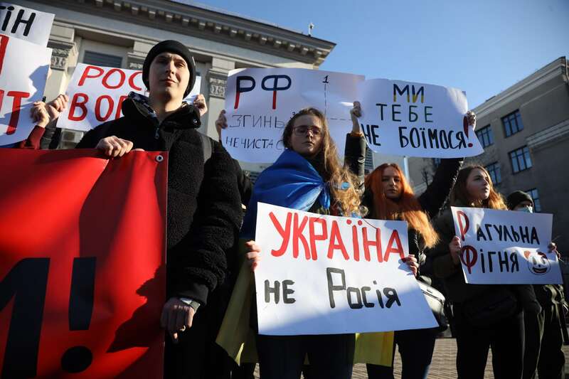 В Киеве под посольством РФ появилось "кладбище оккупантов": фото с акции