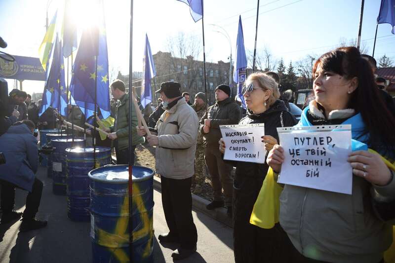 В Киеве под посольством РФ появилось "кладбище оккупантов": фото с акции
