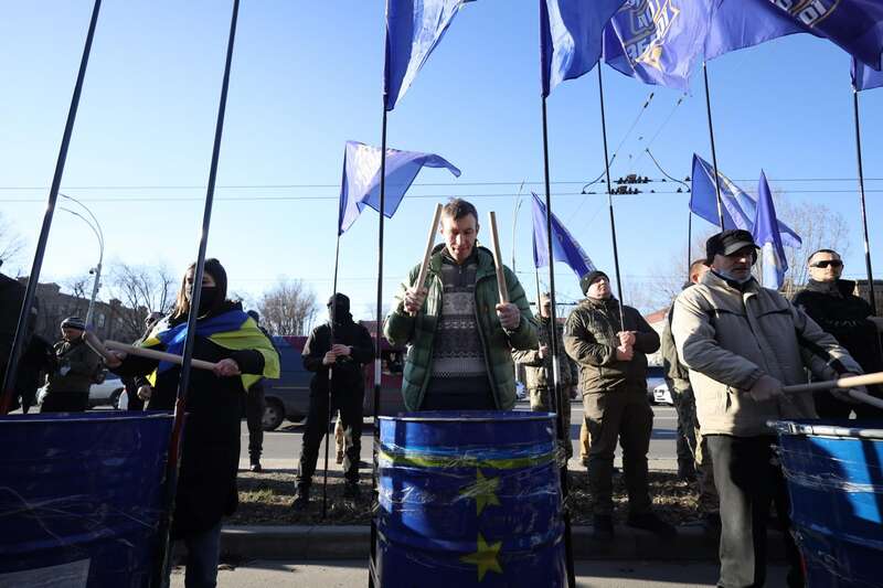 В Киеве под посольством РФ появилось "кладбище оккупантов": фото с акции