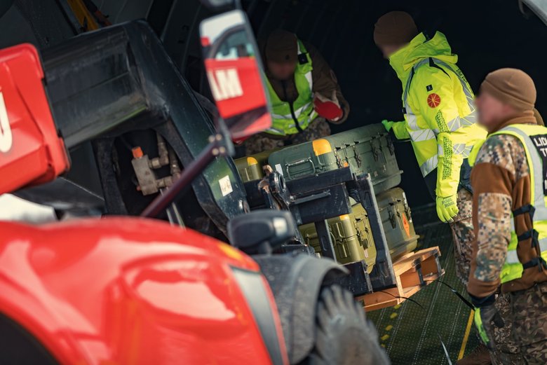 Самолет доставил помощь от Латвии: боеприпасы и ПЗРК Stinger, – Резников 04