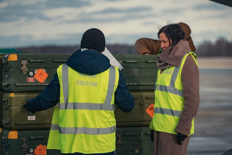 Самолет доставил помощь от Латвии: боеприпасы и ПЗРК Stinger, – Резников 06
