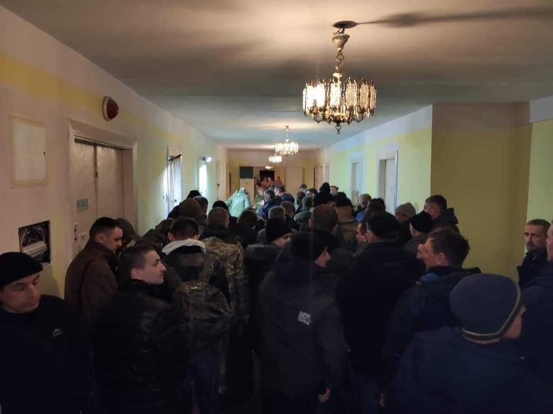 Украинцы рвутся в боевую бригаду: огромные очереди попали на фото dqxikeidqxiqqeant
