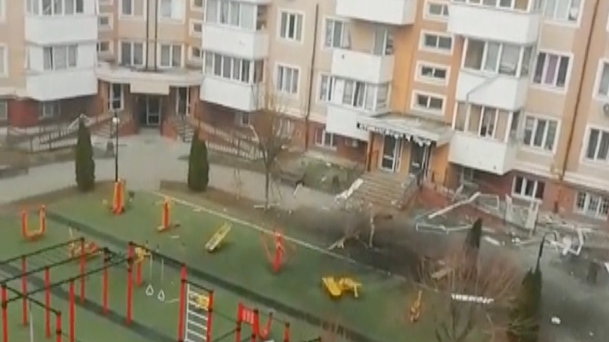 В Буче – обстрелы с утра: снаряд попал в детскую площадку dqxikeidqxitkant