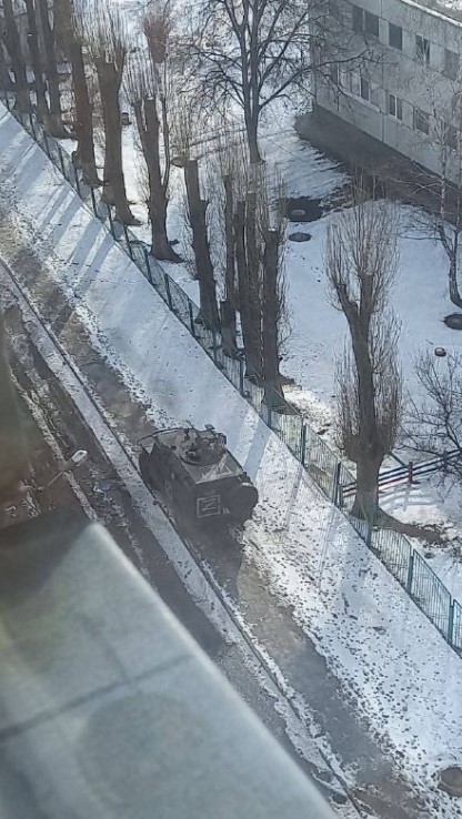 Украинцы останавливают танки и жгут вражескую технику коктейлями "Молотова": видео и фото dqxikeidqxiqqeant