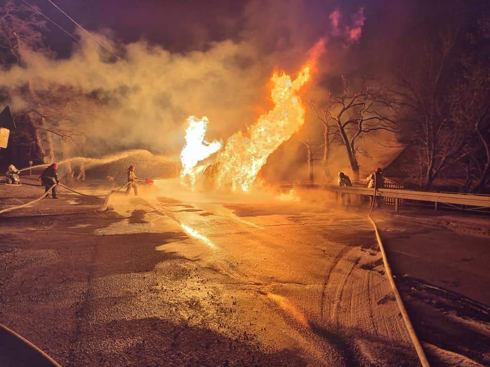 Есть угроза, что загорится АЗС неподалеку Есть угроза, что загорится АЗС неподалеку