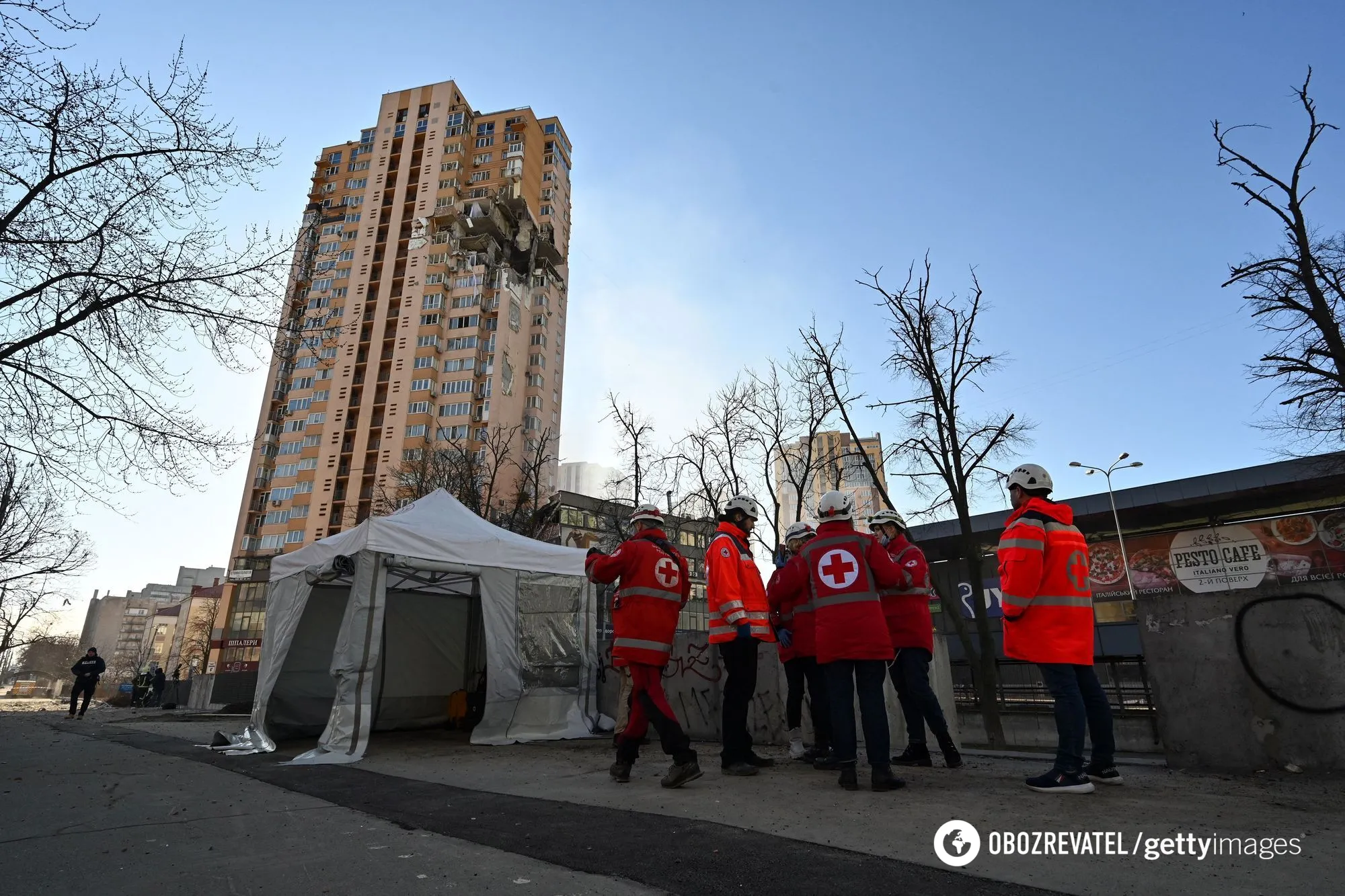 Дом проспекте Лобановского в Киеве после ракетного попадания