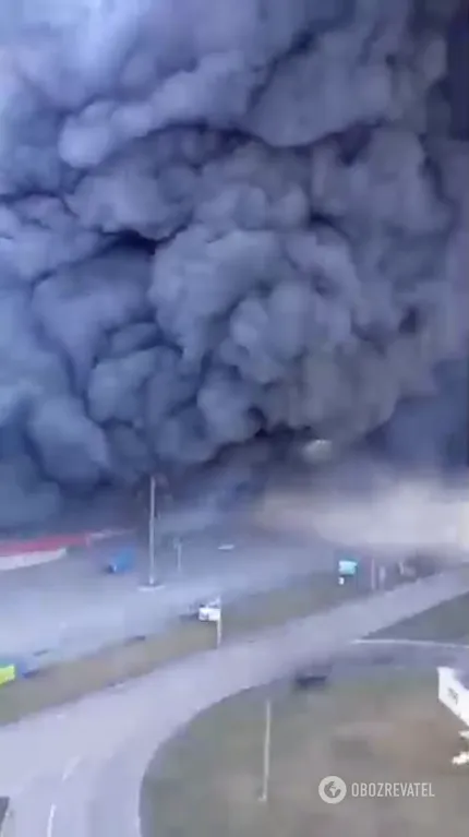 Густое облако дыма над "Эпицентром"