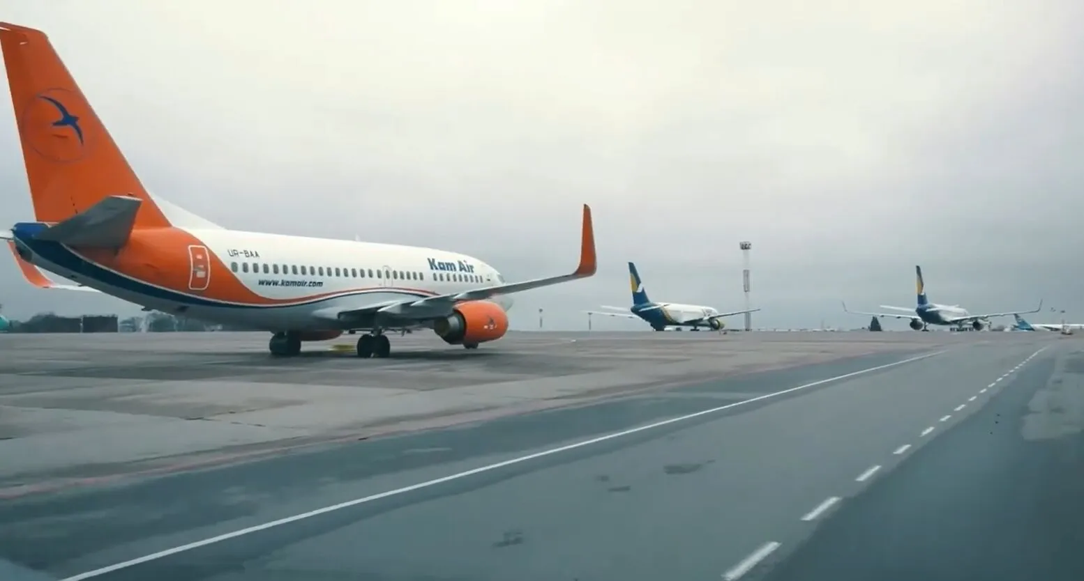 Десятки самолетов на взлетной полосе аэропорта. dqxikeidqxiqqeant