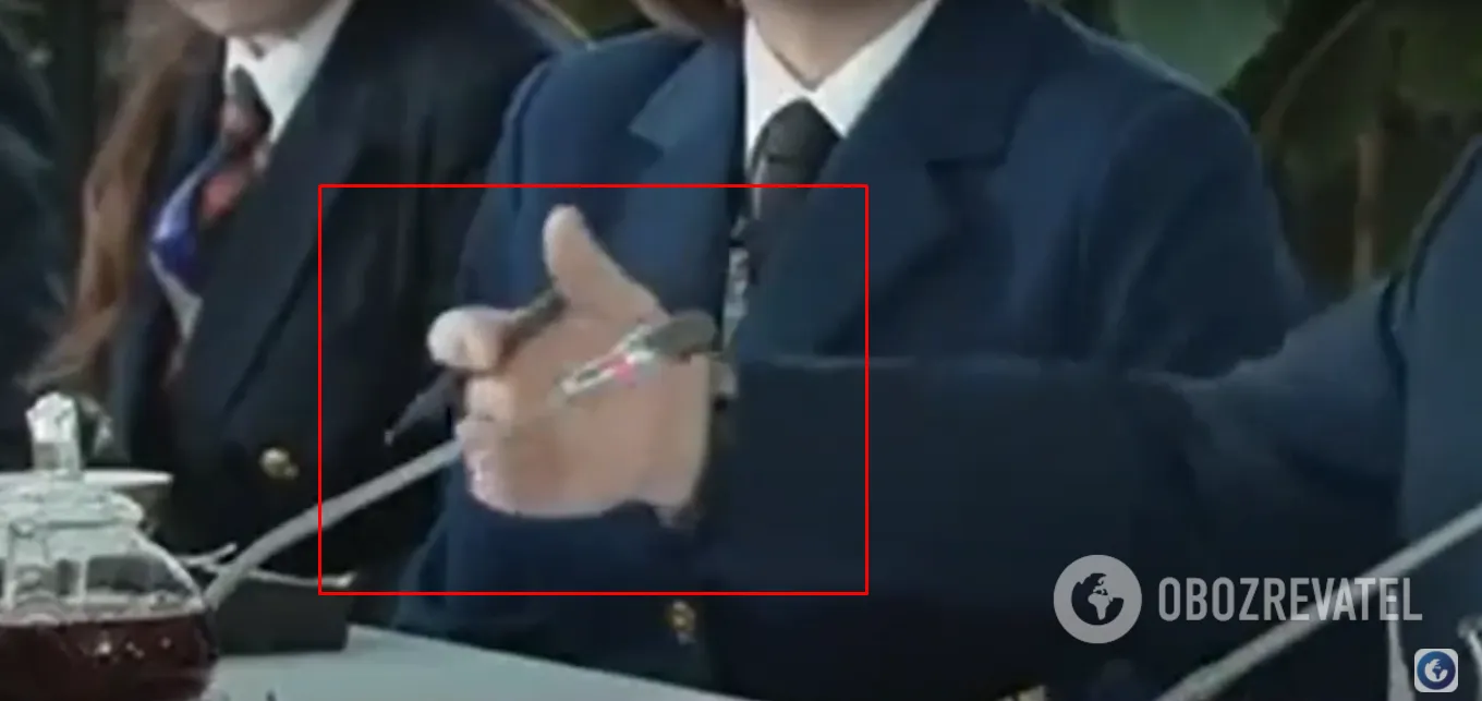 Рука проходит сквозь стойку микрофона