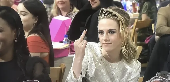 Кристен Стюарт адресовала средний палец Путину