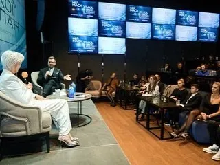 Мэй Маск дала пресс-конференцию.