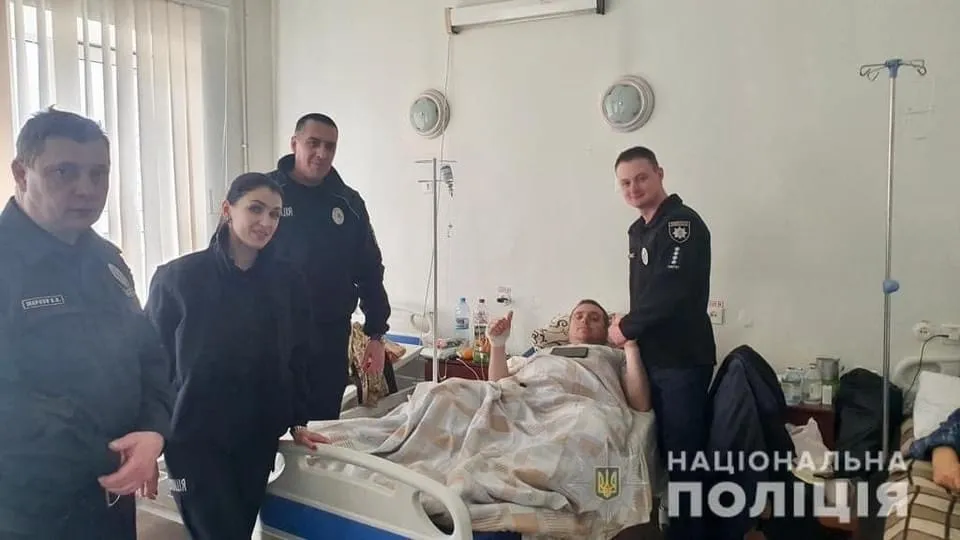 Полицейский находится в больнице. dqxikeidqxiqqeant