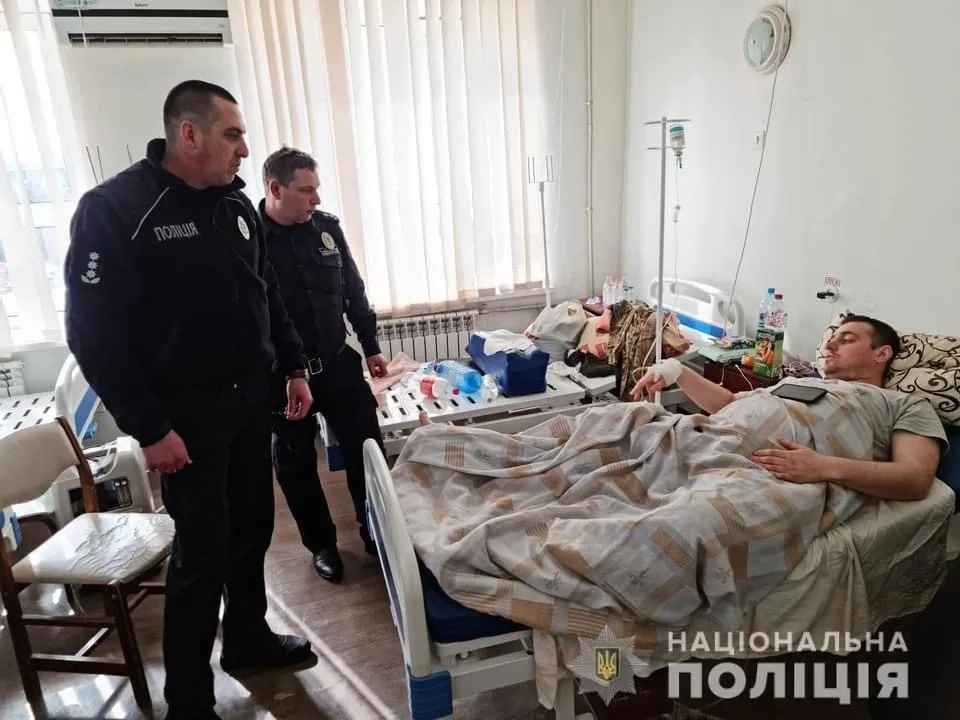 Полицейский находится в больнице.