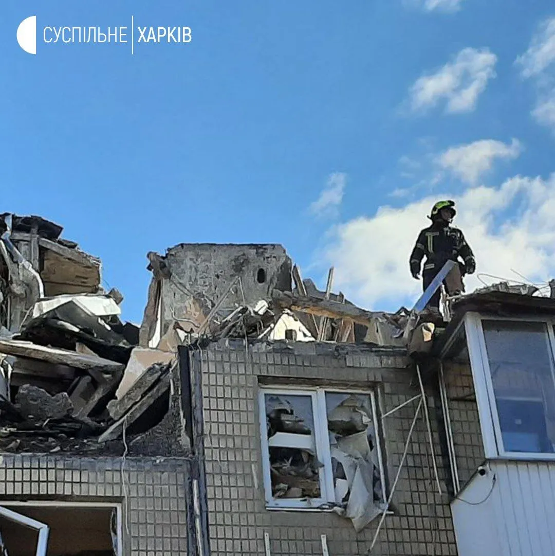 Российские нацисты бомбят жилые массивы Харькова.