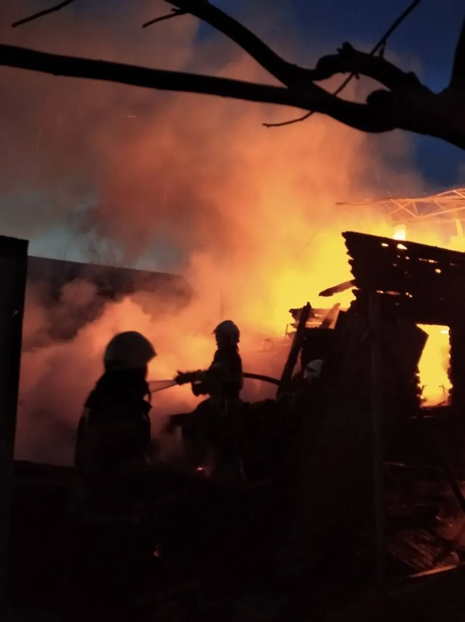 После обстрела оккупантами начался пожар.