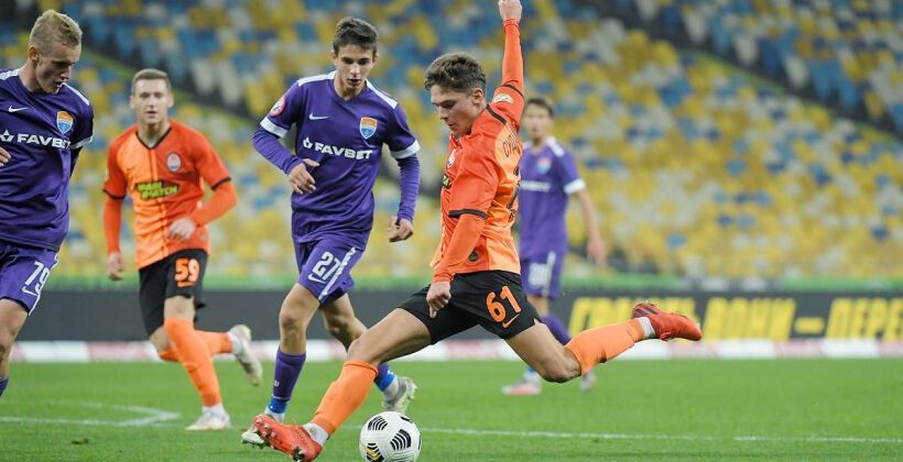 Родион Плакса (слева в синем)