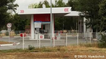 Зелених вивісок вистачає не скрізь. Логотип Лукойла просто замальовують Зелених вивісок вистачає не скрізь. Логотип Лукойла просто замальовують