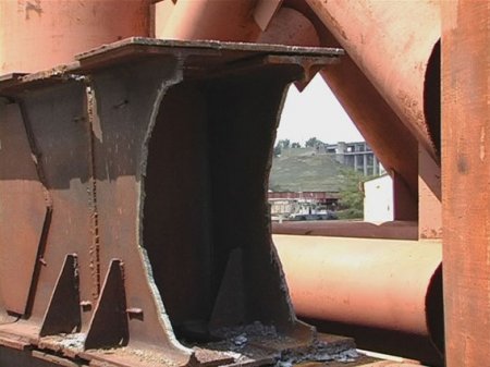 Недостроенные Запорожские мосты полным ходом разбирают вандалы. ФОТО Недостроенные Запорожские мосты полным ходом разбирают вандалы. ФОТО