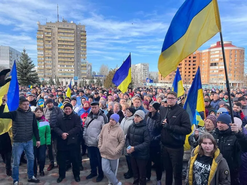 Енергодар вышел на митинг после похищения заместителя мэра оккупантами