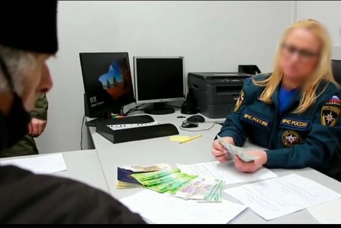 Российские оккупанты пытаются подкупить рублями населения в Геническе, - прокуратура 01 dqxikeidqxiqqeant