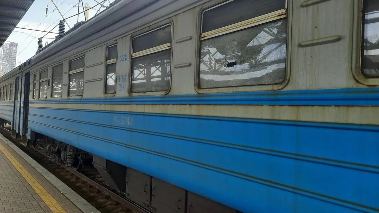 Пассажир электрички травмировался разбитым оконным стеклом