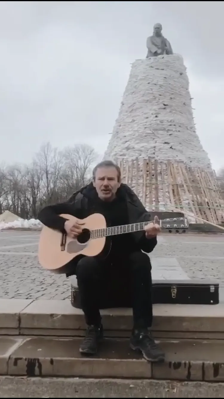 Святослав Вакарчук спел на улице Харькова dqxikeidqxitkant