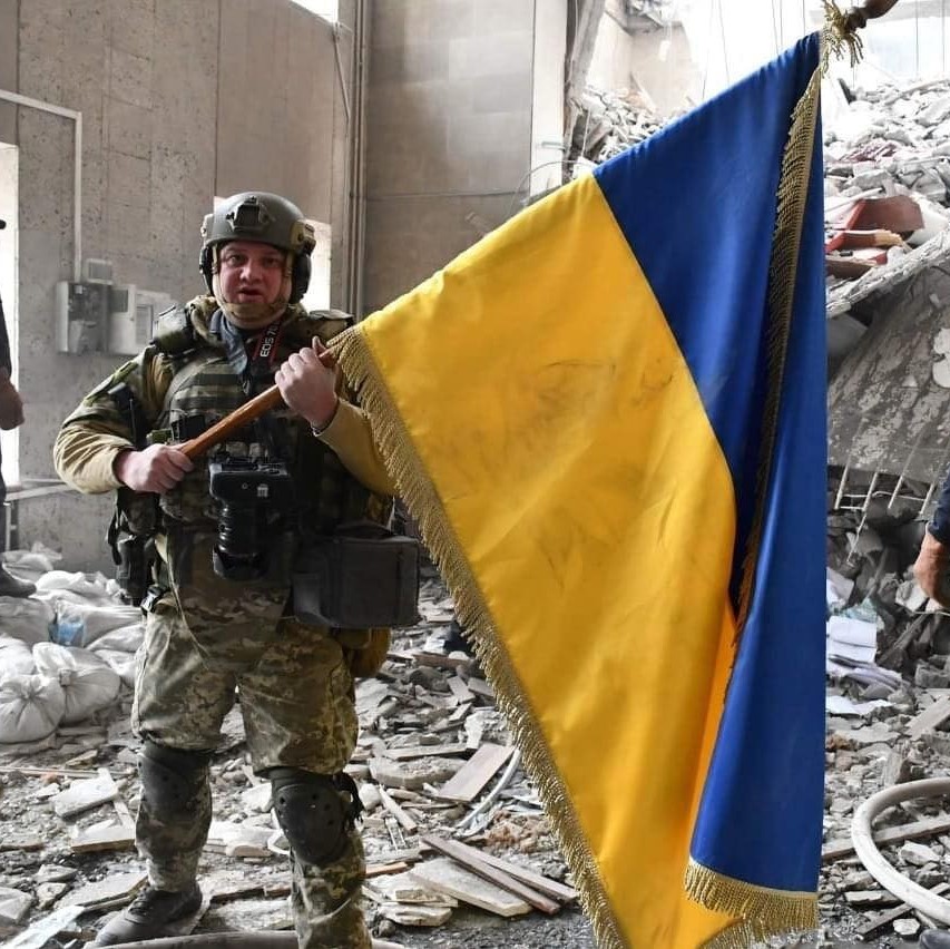 В разбомбленной Николаевской ОГА чудом уцелел украинский флаг: знаковое фото dqxikeidqxitkant