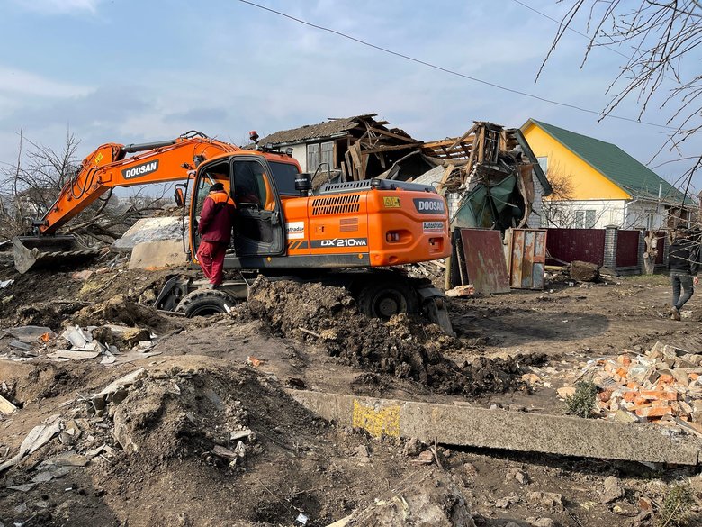 Кільканадцятиметрова вирва та купи будівельного сміття, - російські окупанти знищили будинок у Ніжині 02 dqxikeidqxiqqeant