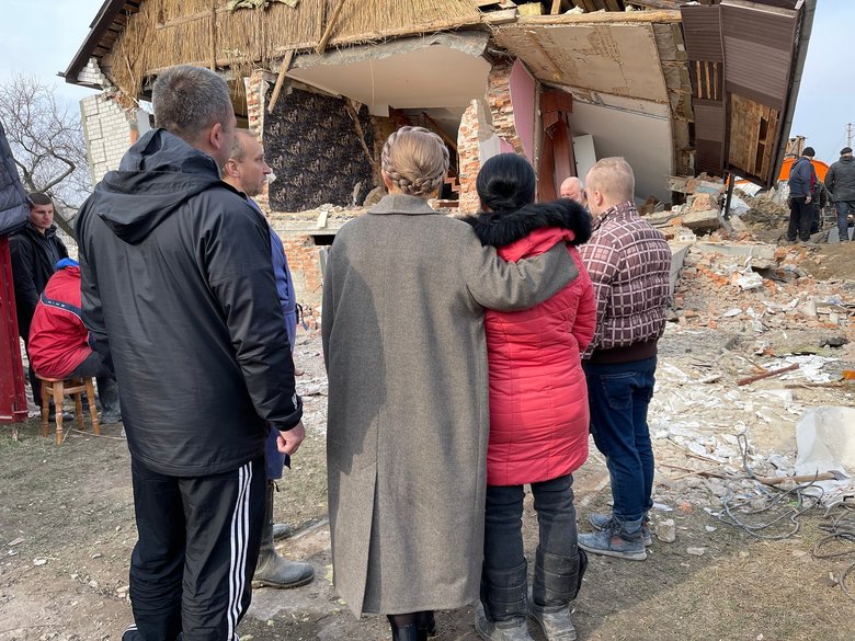 Кільканадцятиметрова вирва та купи будівельного сміття, - російські окупанти знищили будинок у Ніжині 03