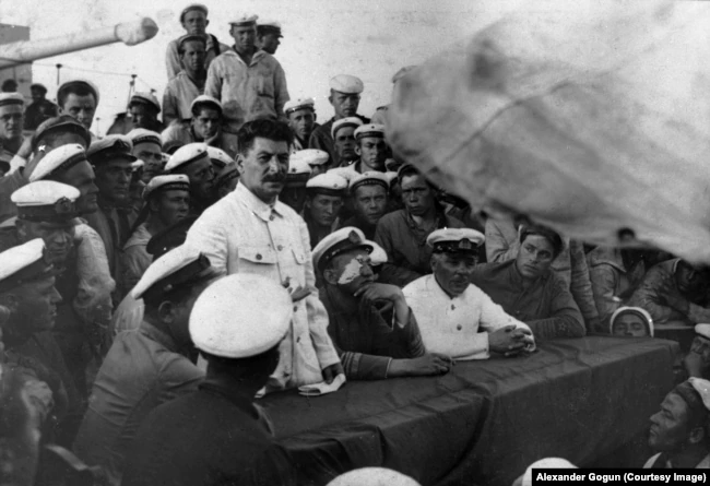 Сталин и Ворошилов во время посещения крейсера dqxikeidqxiqqeant