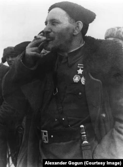 Дважды Герой Советского Союза Сидор Ковпак курит