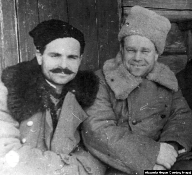 Комиссар Сумского соединения, Герой Советского Союза (посмертно) Семён Руднев (слева) и представитель ЦК КП(б)У в соединении Иван Сыромолотный