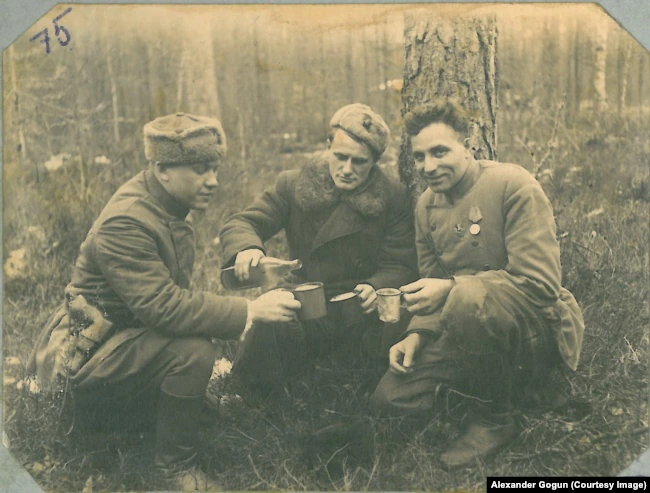 Командиры одного из отрядов Черниговско-Волынского соединения Алексея Фёдорова на привале, 1943 г.