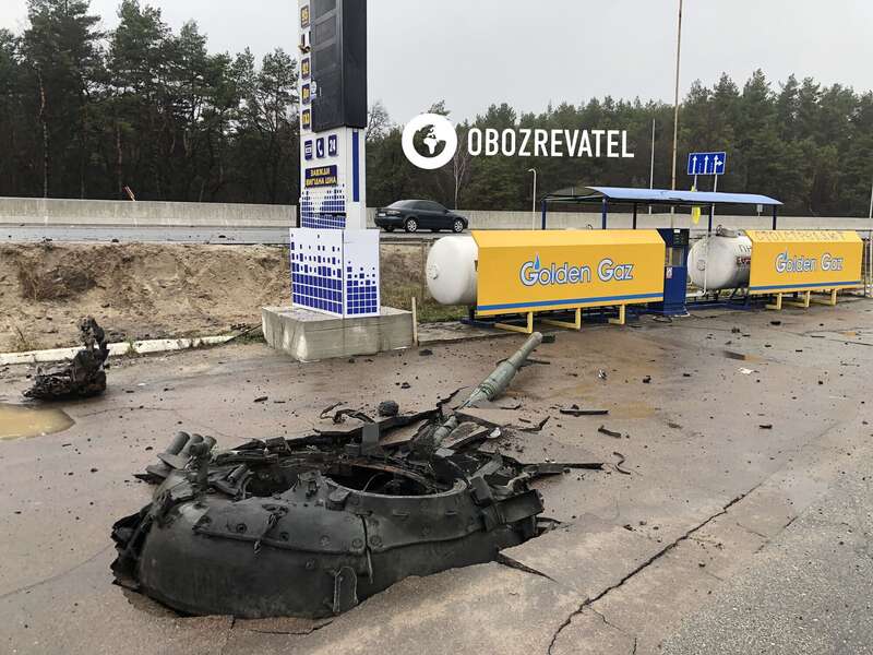 Башня танка застряла в асфальте